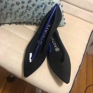 Never Worn! Size 7, black pointed Rothys flats